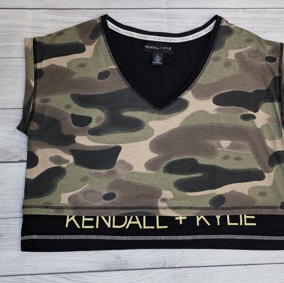 Kendall + Kylie NWOT Large Green Camo Double Layer Crop Tee - Picture 9 of 9